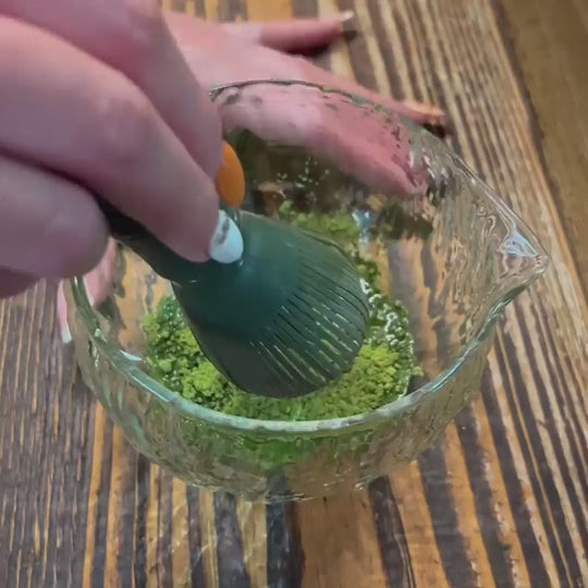 Yes Superfood Matchapowder being mixed with water, showing its smooth texture and vibrant green color.